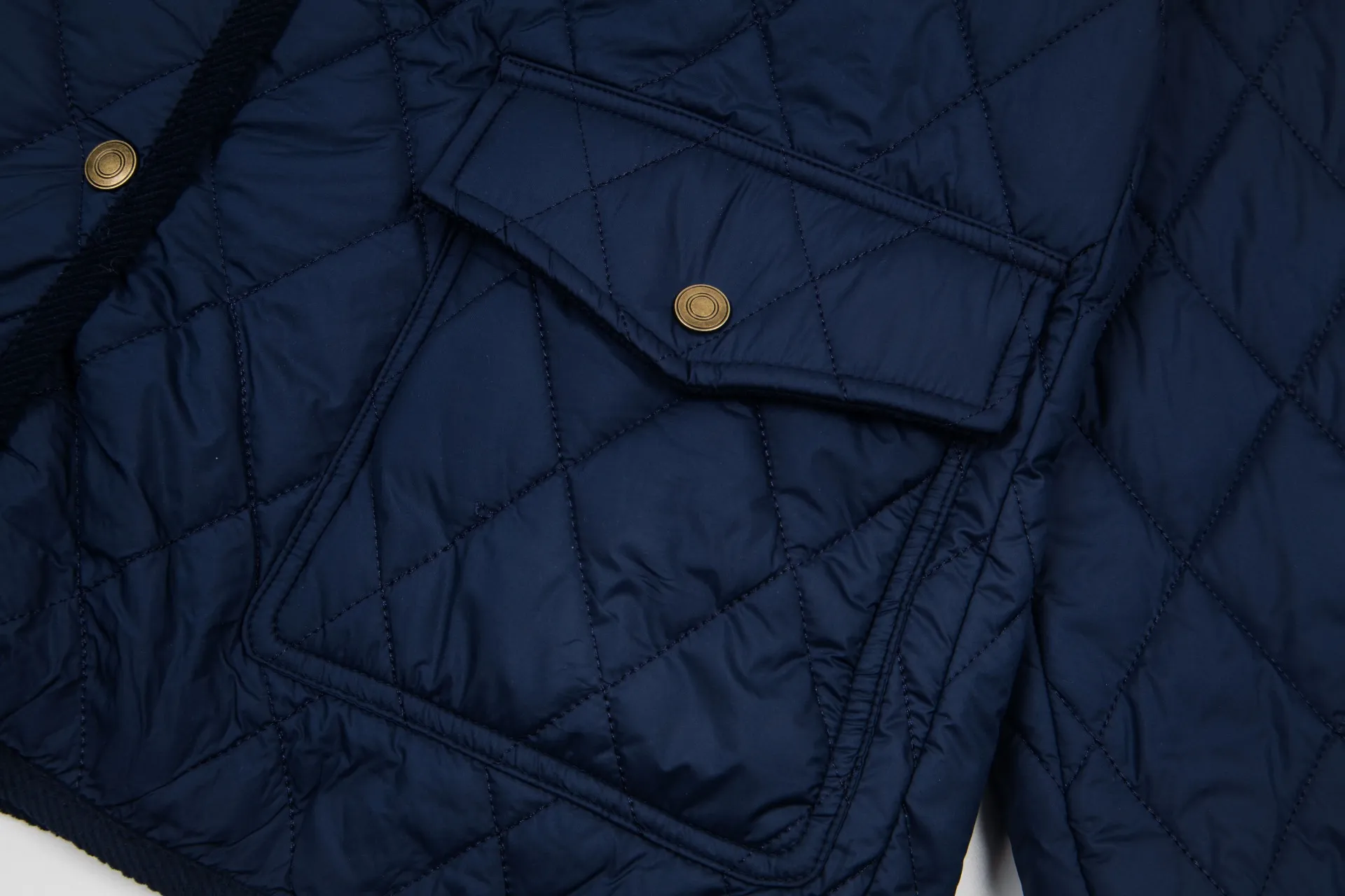 P330 Model No.: G130 Ralph Lauren New Ralph Lauren chest logo embroidery diamond plaid lapel corduroy cotton jacket 1️⃣Selected high-quality high-elastic cotton, perfect control of workmanship details, exquisite small logo embroidery on the chest, corduroy color-blocked lapels, pocket design full of details, highlighting personality! The version is simple but not simple! 3️⃣It is very youthful and energetic, and can be easily worn by both men and women. It is very in line with the fashion aesthetic concepts of today's young people! 4️⃣A full set of customized accessories, complete with three standards, same style for men and women, a must-have for couples! Color: black, navy blue, apricot Size: S, M, L, XL